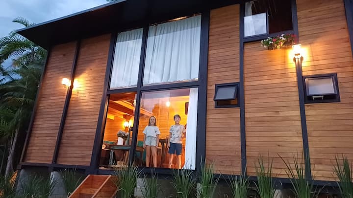 Cabana Angillyn iluminada ao anoitecer